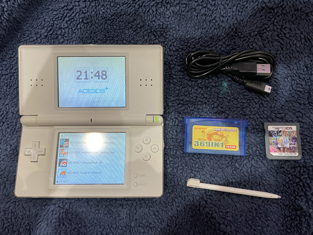 Nintendo DS Lite – With 500+ Games North American Version + 16GB